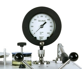 不同校準(zhǔn)程序的數(shù)字壓力表結(jié)構(gòu)和模擬壓力表結(jié)構(gòu)(圖2)